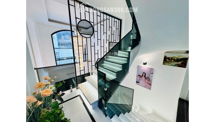 Ô TÔ 4 CHỖ ĐỖ CỬA