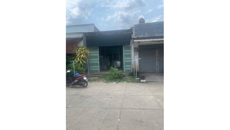 BÁN ĐẤT TẠI CHỢ DT81M2 SHR TRÊN ĐẤT CÓ NHÀ TIỀN CHẾ CỬA KÉO ĐÀI LOAN 950TR LH:0974004184 GẶP TRUNG.