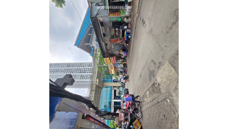  VỊ TRÍ ĐẸP

Cách mặt phố Chùa Hà chỉ 10m

Cách mặt phố Cầu Giấy chỉ 30m

Ở hay kinh doanh đều sướng.

Khu phố trung tâm, hàng quán tấp