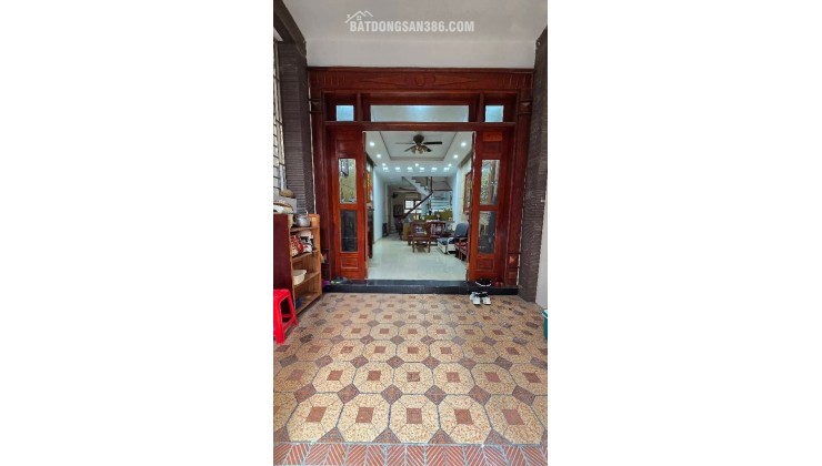  VỊ TRÍ ĐẸP

Cách mặt phố Chùa Hà chỉ 10m

Cách mặt phố Cầu Giấy chỉ 30m

Ở hay kinh doanh đều sướng.

Khu phố trung tâm, hàng quán tấp