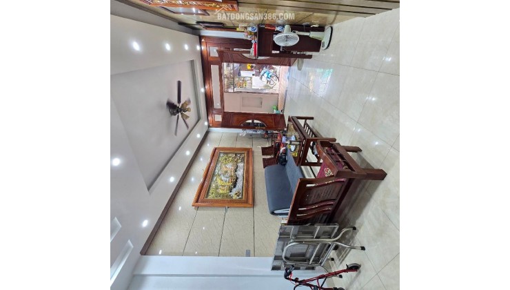  VỊ TRÍ ĐẸP

Cách mặt phố Chùa Hà chỉ 10m

Cách mặt phố Cầu Giấy chỉ 30m

Ở hay kinh doanh đều sướng.

Khu phố trung tâm, hàng quán tấp