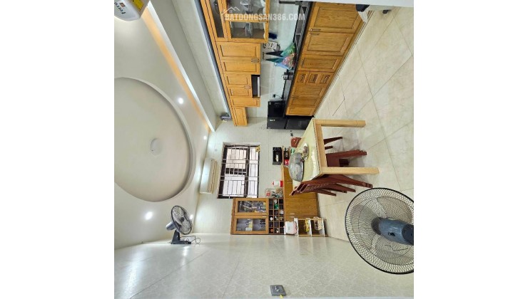  VỊ TRÍ ĐẸP

Cách mặt phố Chùa Hà chỉ 10m

Cách mặt phố Cầu Giấy chỉ 30m

Ở hay kinh doanh đều sướng.

Khu phố trung tâm, hàng quán tấp