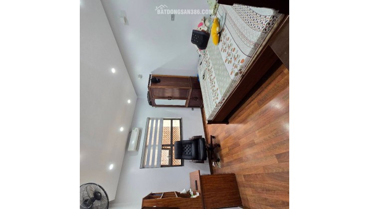  VỊ TRÍ ĐẸP

Cách mặt phố Chùa Hà chỉ 10m

Cách mặt phố Cầu Giấy chỉ 30m

Ở hay kinh doanh đều sướng.

Khu phố trung tâm, hàng quán tấp