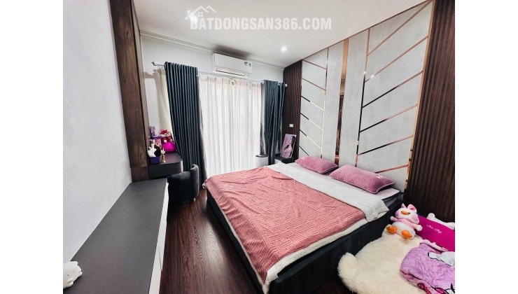 Ô TÔ 4 CHỖ ĐỖ CỬA