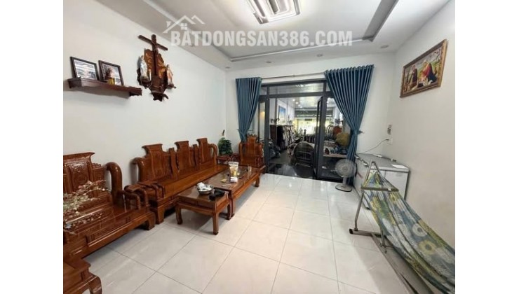 + BÁN NHÀ LÊ VĂN KHƯƠNG QUẬN 12
+ Dt : 4.4m x 15m 63m2
+ Kc : 3 tầng 3pn
+ Giá : 7 Tỷ