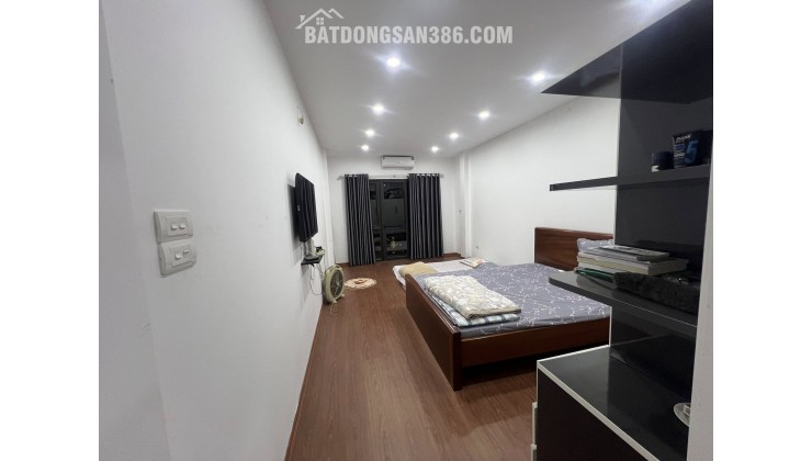 SIÊU PHẨM DƯƠNG QUẢNG HÀM  trung tâm Cầu Giấy, ngõ thông tứ tung, gần chợ, ô tô đỗ cửa chỉ hơn 12 tỷ