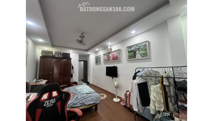 SIÊU PHẨM DƯƠNG QUẢNG HÀM  trung tâm Cầu Giấy, ngõ thông tứ tung, gần chợ, ô tô đỗ cửa chỉ hơn 12 tỷ