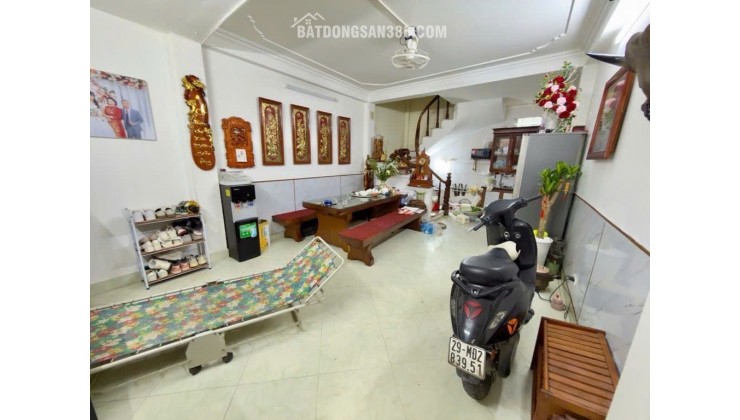 NHÀ ĐẸP Ở NGAY-TT CẦU GIẤY- TẦM TIỀN HIẾM NHÀ- GẦN PHỐ GIAO THÔNG THUẬN TIỆN- LỐI ĐI RIÊNG