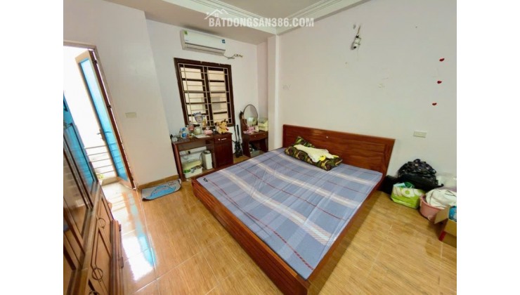 NHÀ ĐẸP Ở NGAY-TT CẦU GIẤY- TẦM TIỀN HIẾM NHÀ- GẦN PHỐ GIAO THÔNG THUẬN TIỆN- LỐI ĐI RIÊNG