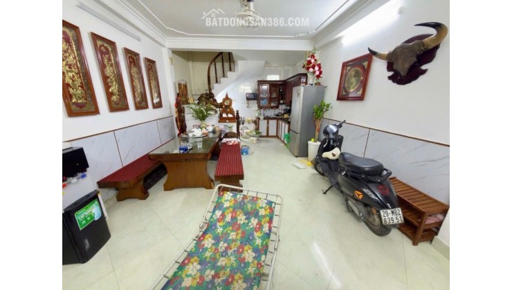 NHÀ ĐẸP Ở NGAY-TT CẦU GIẤY- TẦM TIỀN HIẾM NHÀ- GẦN PHỐ GIAO THÔNG THUẬN TIỆN- LỐI ĐI RIÊNG