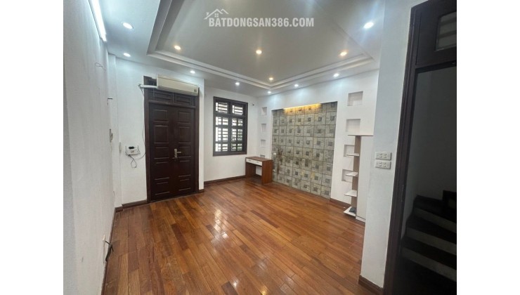  TRUNG TÂM CẦU GIẤY NHÀ ĐẸP Ở NGAY 10m ra ôtô 30m ôtô Tránh ĐẦY ĐỦ CÔNG NĂNG SỔ ĐỎ HOA HẬU