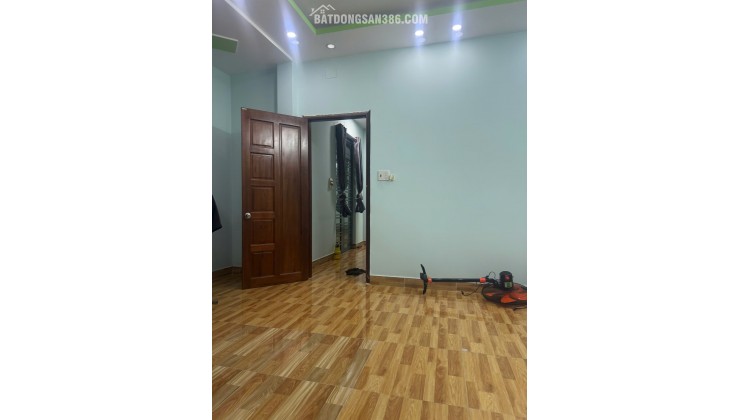 Bán nhà ngõ 15B Bến Nghé Q.1: 72m2 x 4 tầng - 4PN, sổ hồng trao tay, giá 5.8 tỷ - Cơ hội an cư lý tưởng, tiện ích đầy đủ!