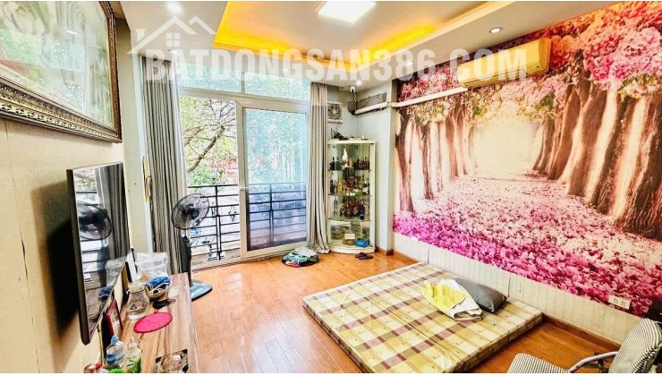 Bán Gấp Nhà Ngõ 54 Nguyễn Chí THanh, SĐ 33m2, Xây 4 Tầng, MT 4m, Thoáng Sau, Tiện KD. Giá 11.2 Tỷ.