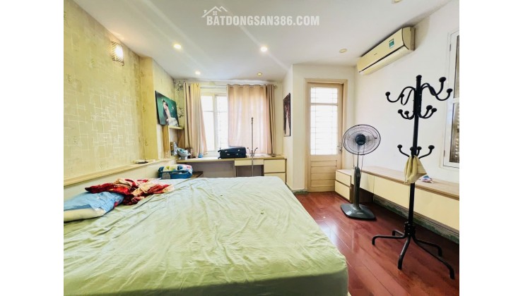 Bán nhà lô góc 2 mặt tiền, gần phố Hào Nam, Đống Đa, 30m2 5 tầng, 4,5m hơn 10 tỷ, oto đỗ cửa, đa tiện ích xung quanh.