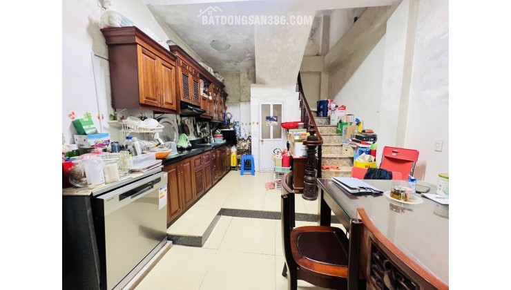 Bán nhà lô góc 2 mặt tiền, gần phố Hào Nam, Đống Đa, 30m2 5 tầng, 4,5m hơn 10 tỷ, oto đỗ cửa, đa tiện ích xung quanh.