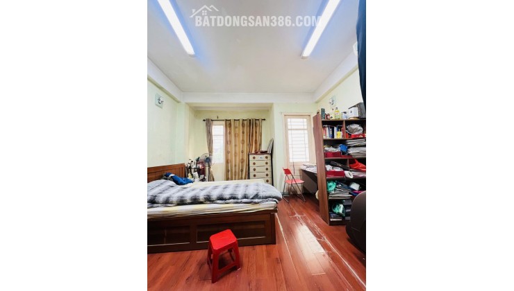 Bán nhà lô góc 2 mặt tiền, gần phố Hào Nam, Đống Đa, 30m2 5 tầng, 4,5m hơn 10 tỷ, oto đỗ cửa, đa tiện ích xung quanh.