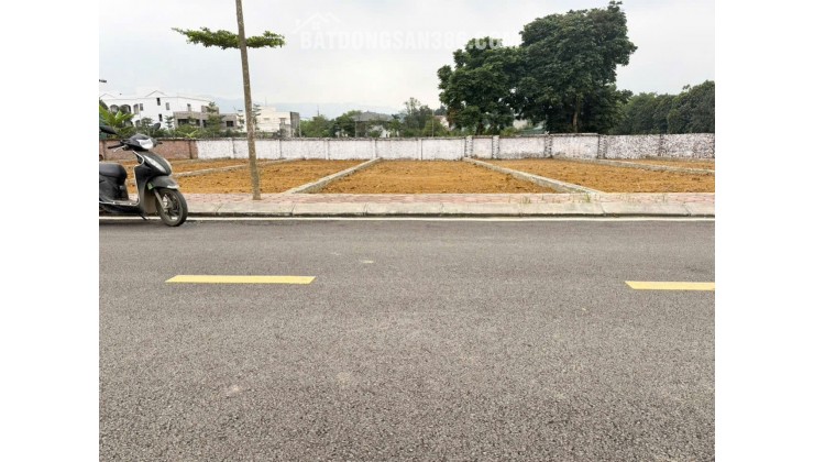 ĐHQG không phải là tiện ích, mà là nguồn tiền. Mỗi mùa nhập học là một làn sóng thuê trọ. Ai có đất gần đây là người thu tiền đều.