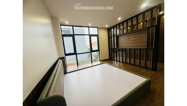 Bán nhà phúc lợi 44m /6 tầng , giá chỉ 9xxx oto ngủ trong nhà