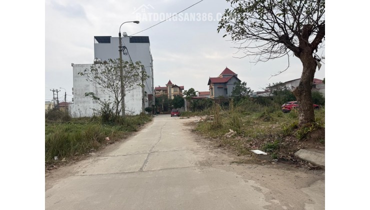 HÀNG HIẾM – ĐẤU GIÁ SÁP MAI – VỈA HÈ – Ô TÔ TRÁNH . Diện tích: 69m² Mt 5m – vuông đẹp, dễ xây. Đường thông rộng – 2 ô tô tránh – vỉa hè 3m