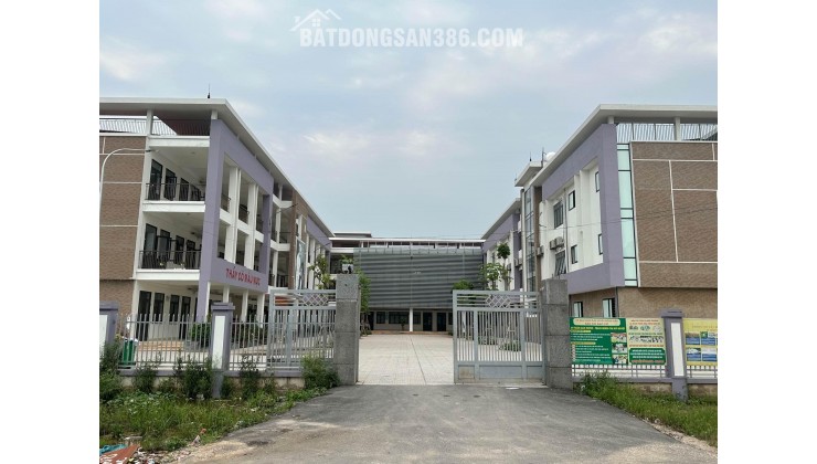 HÀNG HIẾM – ĐẤU GIÁ SÁP MAI – VỈA HÈ – Ô TÔ TRÁNH . Diện tích: 69m² Mt 5m – vuông đẹp, dễ xây. Đường thông rộng – 2 ô tô tránh – vỉa hè 3m