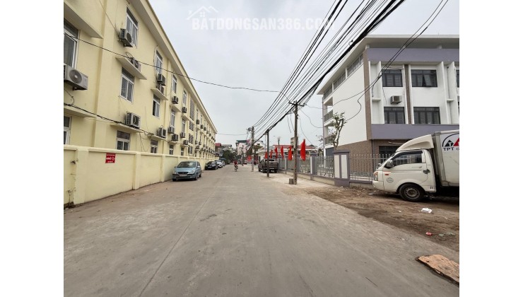 HÀNG HIẾM – ĐẤU GIÁ SÁP MAI – VỈA HÈ – Ô TÔ TRÁNH . Diện tích: 69m² Mt 5m – vuông đẹp, dễ xây. Đường thông rộng – 2 ô tô tránh – vỉa hè 3m