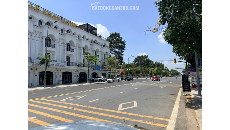 CẦN BÁN: Nhà phố 1 trệt 3 lầu, 4,7 tỷ, liền kề Vincom TP Tây Ninh, NH hỗ trợ vay 70% lãi suất ưu đãi