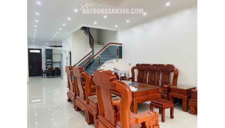 Cho thuê nhà có thang máy, đường rộng 30m, gồm 6 phòng ngủ đủ đồ ở luôn