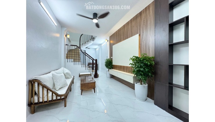 HÀNG HIÊM NGOC THỤY NGÕ THÔNG Ô TÔ .Ô TÔ ĐỖ CƯA  FULL NỘI THẤT