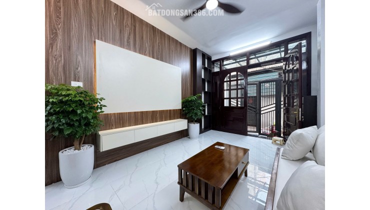 HÀNG HIÊM NGOC THỤY NGÕ THÔNG Ô TÔ .Ô TÔ ĐỖ CƯA  FULL NỘI THẤT