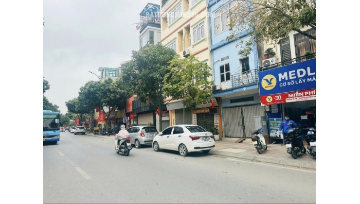 CHÍNH CHỦ CẦN BÁN GÂP ĐẤT MẶT PHỐ THẠCH BÀN 38M2 MẶT TIỀN 3.5M  VI TRÍ CỰC HIẾM . MỘT LÔ DUY NHẤT CÒN SÓT LẠI KHÔNG TIM THẤY LÔ THƯ 2 Ạ