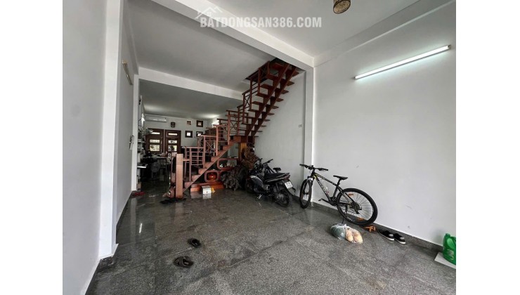 Cho thuê nhà nguyên căn Ngô Đức Kế, gần Nguyễn Hữu Huân - DT: 90M2 
Giá thuê: 20tr/tháng - Lh : 0905.724.084 NGOC LAND