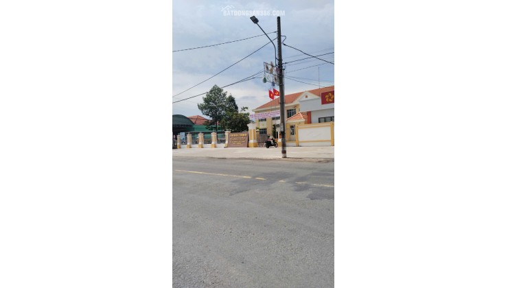 CC BÁN GẤP NHÀ C4, KHU ĐẤT ĐANG LÀM XƯỞNG CƠ KHÍ, GẦN 2500M2 SÁT MT835, CHỈ 14 TỶ. LH:0909327086.