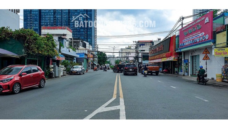 Bán nhà MT đường Phú Thuận , Q7. dt 18x10m 1 lầu . hiện tại xây 4 căn , vị trí vàng KDBB.