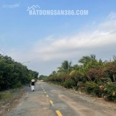 mặt tiền sau bao quanh bởi suoi ĐÁ BẢN , Xã Khánh Phú, huyện Khánh Vĩnh, tỉnh Khánh Hòa.