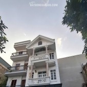NHÁ 3 TẤNG KIỂU BIỆT THƯ SÂN CHUNG RỘNG RÃI NGÕ NÔNG