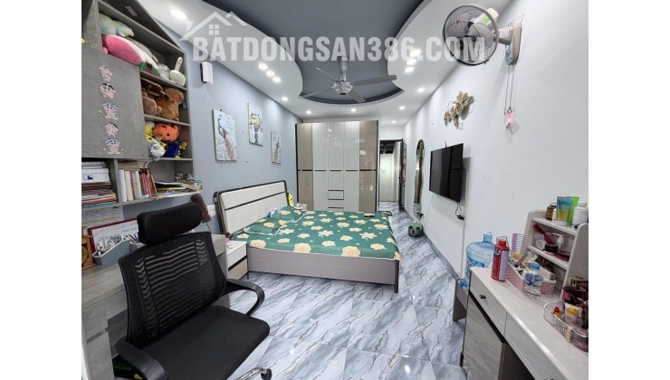PHỐ NGUYÊN HỒNG - THANG MÁY XỊN - NGÕ THÔNG BA GÁC TRÁNH - NHÀ ĐẸP Ở LUÔN - SÂN CHƠI RỘNG - FULL TIỆN ÍCH. GIÁ NHỈNH 10 TỶ