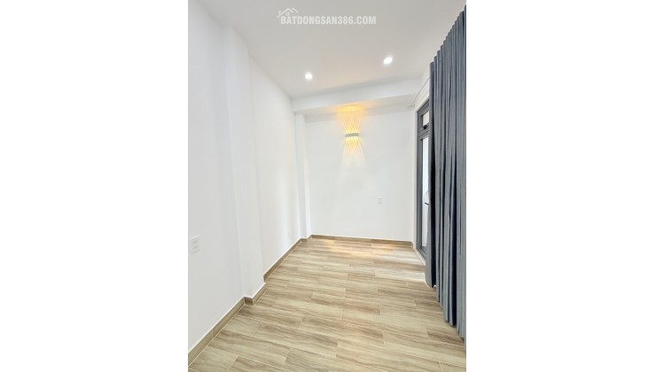 NHÀ MỚI ĐẸP CẠNH MẶT TIỀN TRUNG TÂM TÂN BÌNH, 2 TẦNG KIÊN CỐ 2PN( 1 PN DƯỚI ĐẤT), SỔ VUÔNG ĐẸP HOÀN CÔNG ĐỦ, CHỈ 3.X TỶ TL.