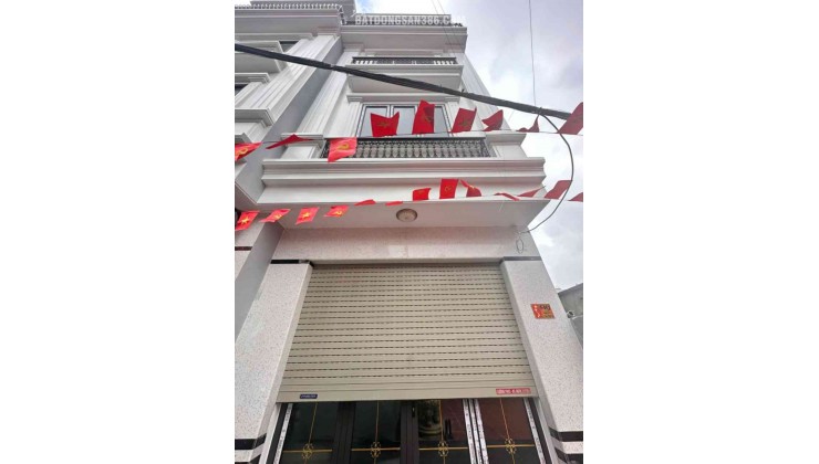 Nhà đẹp Chợ Hàng, ô tô đỗ cửa, bãi đỗ xe ngay trước nhà.