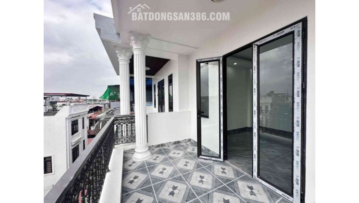 Nhà đẹp Chợ Hàng, ô tô đỗ cửa, bãi đỗ xe ngay trước nhà.