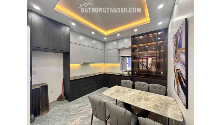Nhà đẹp Chợ Hàng, ô tô đỗ cửa, bãi đỗ xe ngay trước nhà.