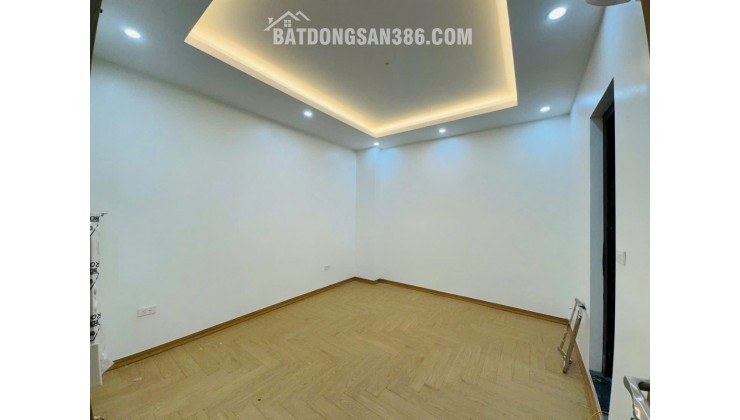 Bán chcc tầng cao trần quý kiên . Dt : 51m2,2pn,1wc giá 5,1 tỷ