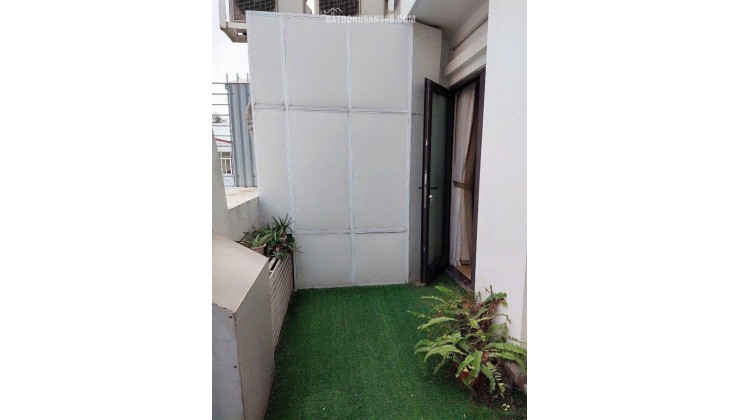 Cho thuê căn hộ dịch vụ 1 ngủ ở Trúc Lạc có ban công
