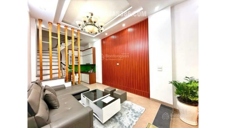 Bay nhanh Phố Cự Lộc, nhà dân xây, 2 thoáng, ngõ thông, cách 20m oto tránh, sổ vuông, dt 40m*5t