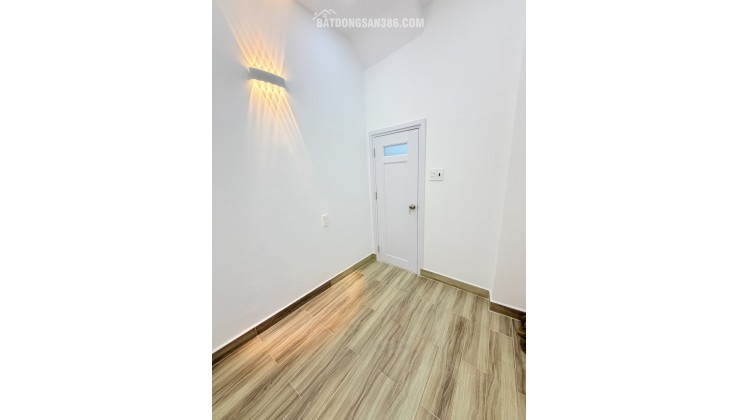 NHÀ MỚI ĐẸP CẠNH MẶT TIỀN TRUNG TÂM TÂN BÌNH, 2 TẦNG KIÊN CỐ 2PN( 1 PN DƯỚI ĐẤT), SỔ VUÔNG ĐẸP HOÀN CÔNG ĐỦ, CHỈ 3.X TỶ TL.