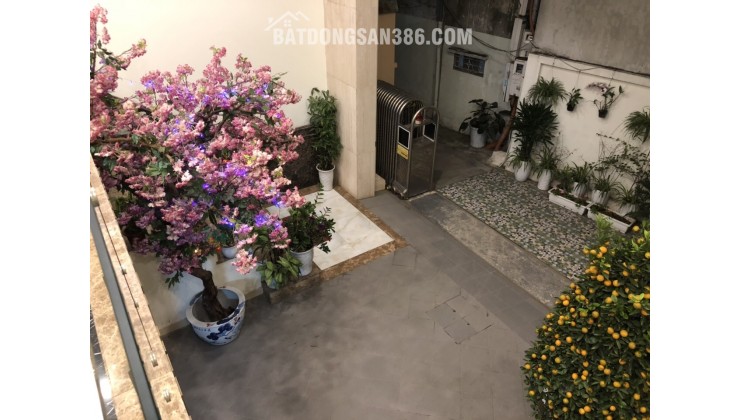 Cho thuê căn hộ 2 ngủ 70m2 tại phố Đội Cấn giá 13tr/ tháng