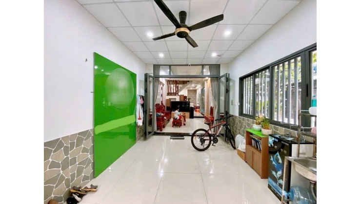 Giữa khu Nguyên Hồng sôi động, vẫn có những căn nhà mang cảm giác rất riêng.