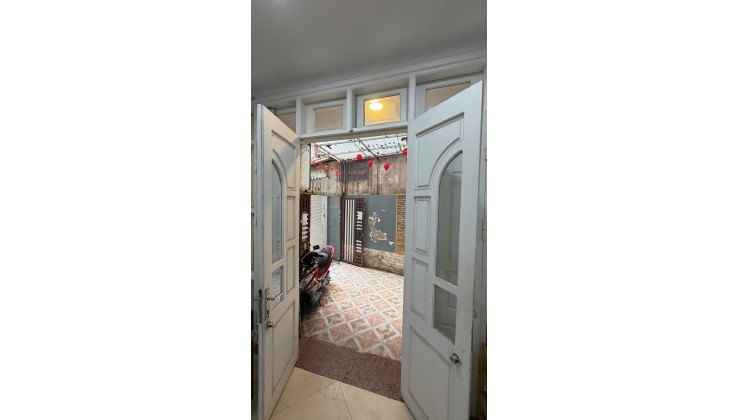 Chính chủ cho thuê nhà riêng ngõ 41 Thái Hà,  nội thất cơ bản, sạch sẽ, thoáng mát