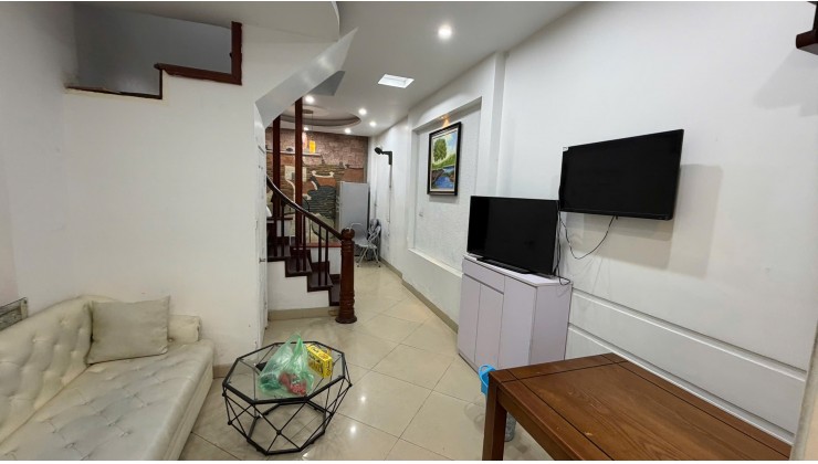 Chính chủ cho thuê nhà riêng ngõ 41 Thái Hà,  nội thất cơ bản, sạch sẽ, thoáng mát