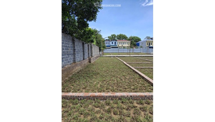 Tôi cần bán mảnh đất diện tích 59m2 , Mặt tiền 4m, nở hậu, sổ đỏ sẵn có, 100% đất ở. Vị trí gần các trường cấp 1,2, và trạm y tế.
