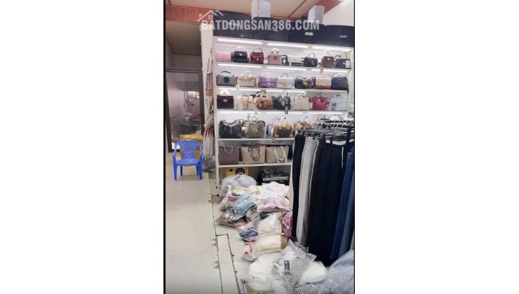 Do chồng e chuyển đổi công tác về Nam Định nên e muốn sang nhượng lại cửa hàng quần áo, túi xách.